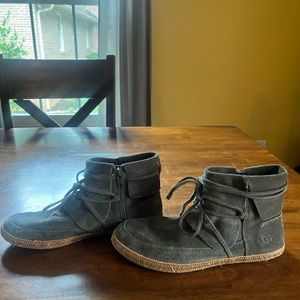 Ugg boots. Barley worn. Size 8.5 women’s!
